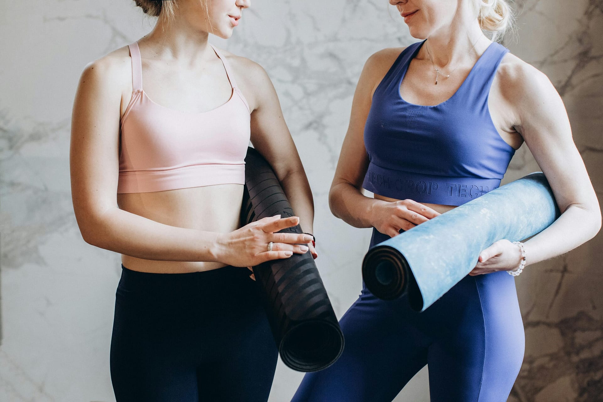 Frauen Mit Yogamatten Sprechen