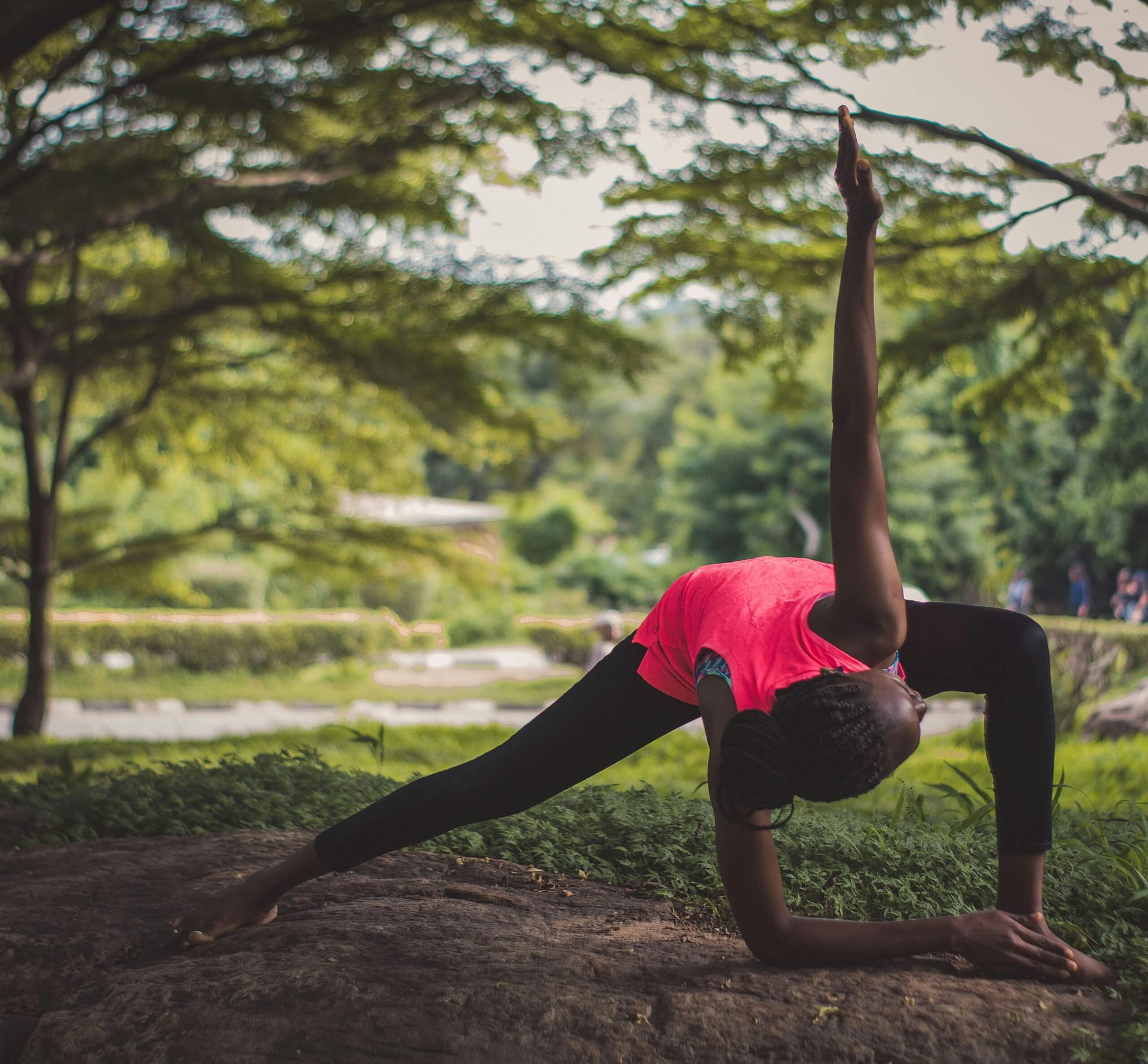 Dame Im Rosa TrÃ¤gershirt, Das Eine Yoga Pose Tut